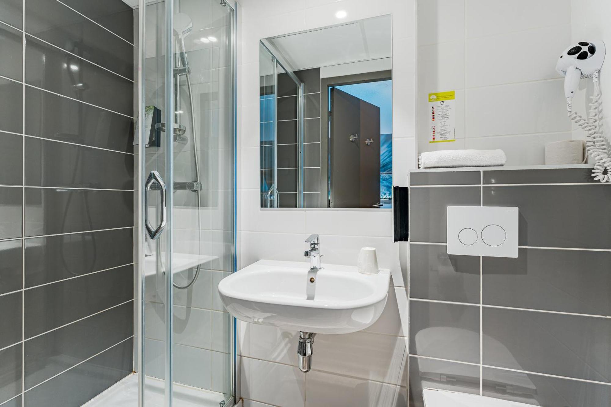 Kyriad Direct Tours Sud - Chambray Les Tours Exterior foto