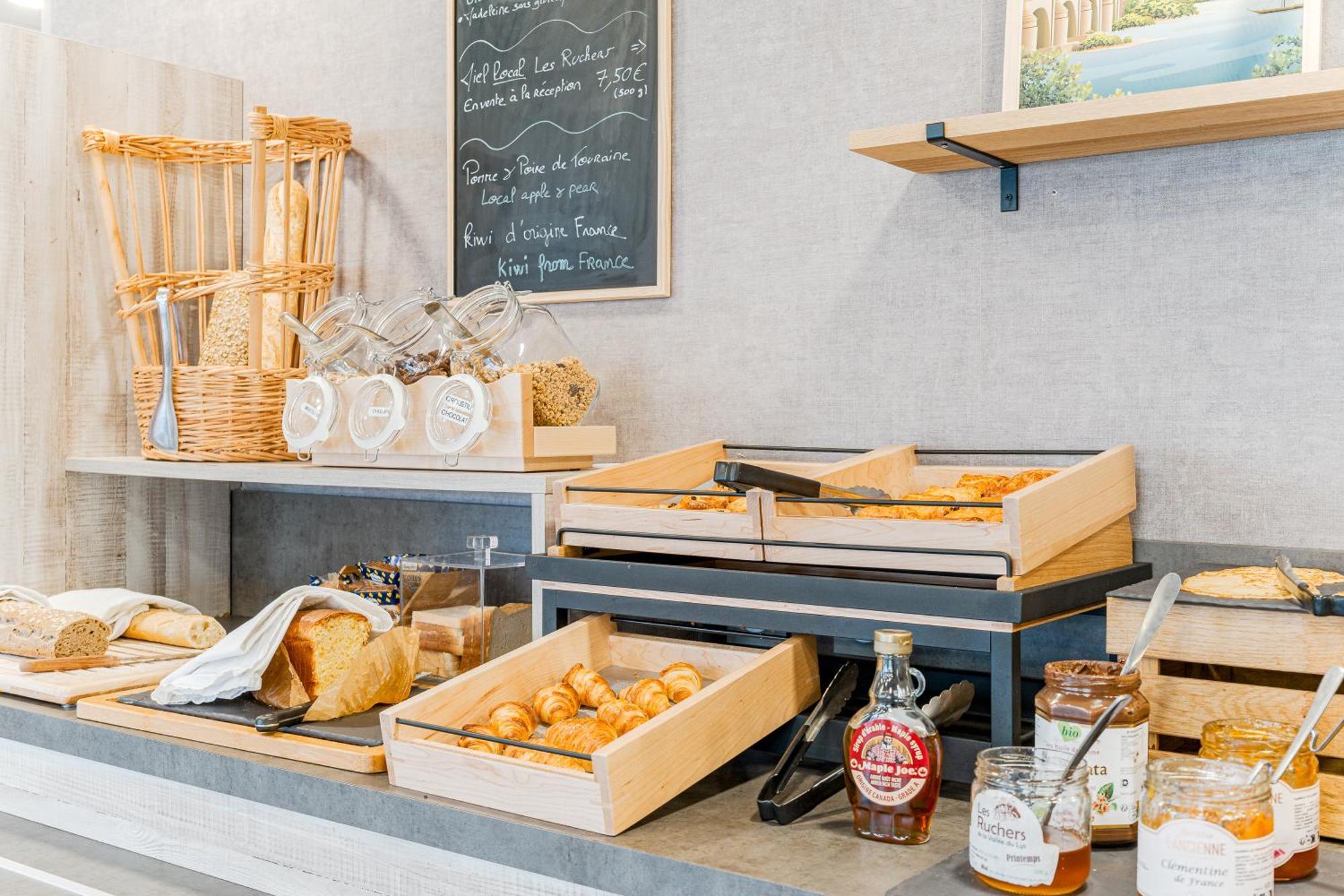 Kyriad Direct Tours Sud - Chambray Les Tours Exterior foto