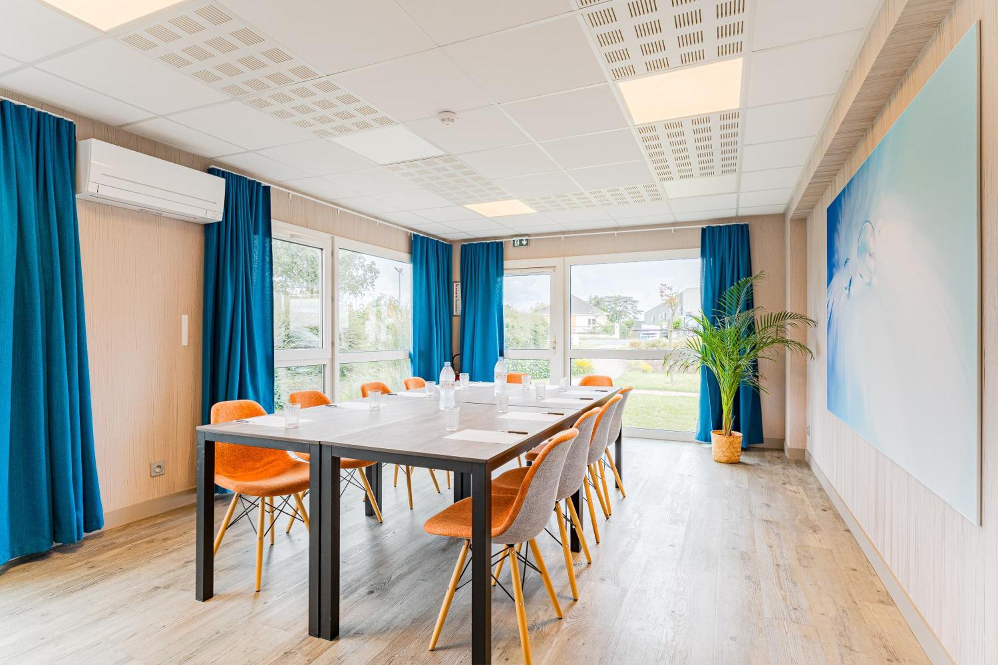Kyriad Direct Tours Sud - Chambray Les Tours Exterior foto
